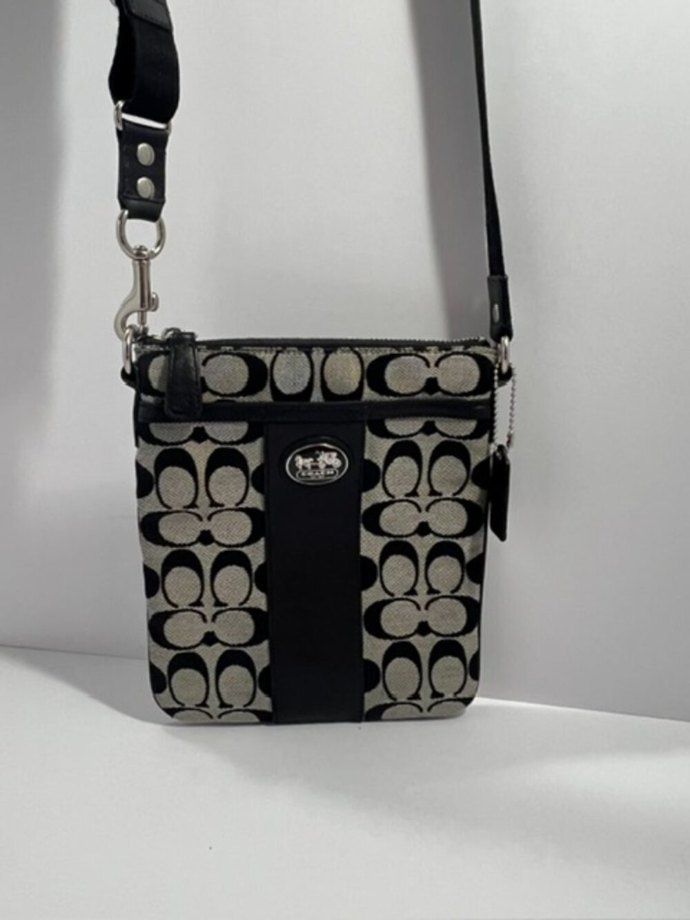 COACH SUTTON SIGNATURE SWINGPACK CROSSBODY GRAY/BLACK JACQUARD 43976 EUC - Picture 2 of 12